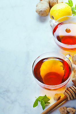 포토 JPG 해외이미지 실내 사람없음 찻잔 레몬 민트 파란배경 생강 생강차 허니디퍼 해외202004 해외포토 백그라운드 채소 과일 잔 내부 파란색 차_음료 도구 허브 파일형식