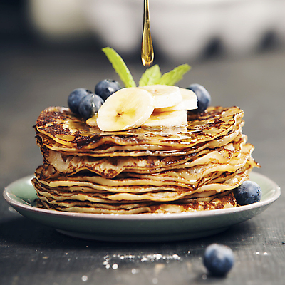 포토 JPG 해외이미지 접시 회색배경 바나나 실내 사람없음 아웃포커스 흐름 달콤 민트 블루베리 꿀 크레이프 해외202004 해외포토 식기 백그라운드 컨셉 과일 디저트 촬영기법 내부 회색 맛 허브 파일형식