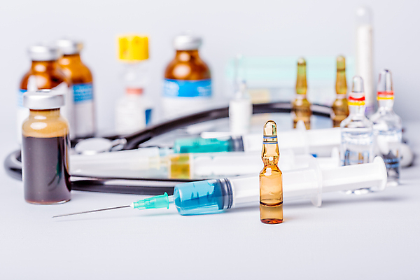 포토 JPG 해외이미지 의학 청진기 실내 주사기 사람없음 아웃포커스 약 다양 약병 흰배경 주사약 앰플 바이알 해외202105 해외포토 다수 백그라운드 의료기기 촬영기법 내부 흰색 의료용품 병_담는 파일형식