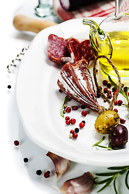 포토 JPG 해외이미지 접시 실내 마늘 사람없음 올리브오일 흰배경 올리브 노끈 로즈메리 와인오프너 살라미 통후추 해외202004 해외포토 식기 열매 줄 백그라운드 채소 내부 흰색 기름_음식 허브 후추 병따개 파일형식