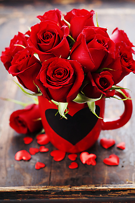 포토 JPG 해외이미지 실내 발렌타인데이 사랑 사람없음 장미 꽃병 머그컵 하트 오브젝트 나무탁자 해외202004 해외포토 모양 꽃 감정 데이이벤트 탁자 내부 컵 파일형식