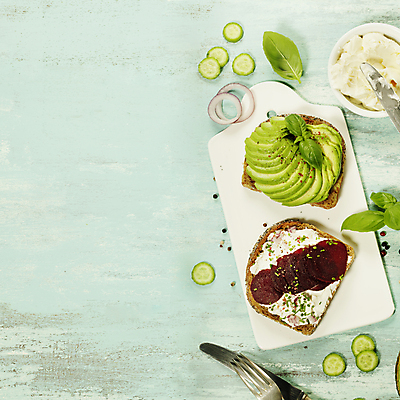 포토 JPG 해외이미지 그릇 빵 포크 오이 도마 샌드위치 사람없음 하이앵글 나이프 파란배경 나무바닥 바질 아보카도 적양파 크림치즈 통후추 카피스페이스 해외202004 해외포토 식기 음식 뷰포인트 백그라운드 채소 과일 주방용품 양파 치즈 바닥 파란색 공백 칼 후추 파일형식