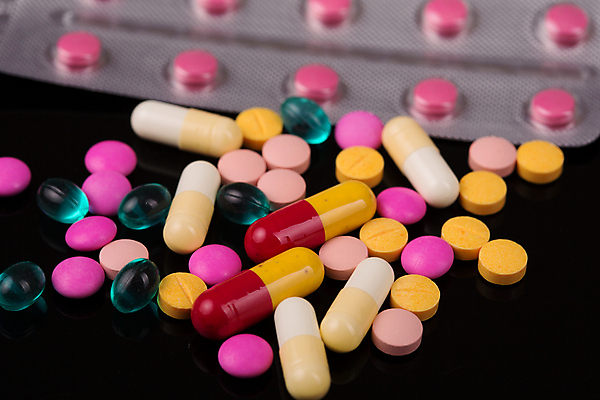 포토 JPG 해외이미지 의학 검은배경 실내 사람없음 아웃포커스 알약 다양 해외202105 해외포토 다수 백그라운드 촬영기법 내부 약 검은색 파일형식