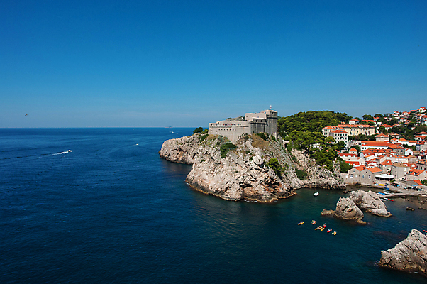 포토 JPG 해외이미지 유럽 벽 파도 바다 백그라운드 건축양식 하늘 거리 주택 항해 풍경 사람없음 물 여름 태양 교회 항구 바위 도시 만 이름 중세 고급 지중해 선원 포트 크로아티아 두브로브니크 렌탈 발칸반도 옛날 해외202105 해외포토 자연요소 계절 건축 나라 컨셉 배_교통 종교건축 교통시설 건물 돌_바위 역사 파일형식