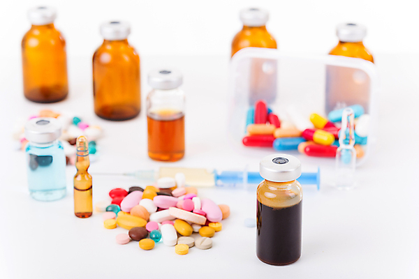 포토 JPG 해외이미지 의학 실내 주사기 사람없음 아웃포커스 알약 약 다양 흰배경 주사약 앰플 바이알 해외202105 해외포토 다수 백그라운드 의료기기 촬영기법 내부 흰색 의료용품 파일형식