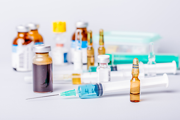 포토 JPG 해외이미지 의학 실내 주사기 사람없음 아웃포커스 약 다양 약병 흰배경 주사약 앰플 바이알 해외202105 해외포토 다수 백그라운드 의료기기 촬영기법 내부 흰색 의료용품 병_담는 파일형식