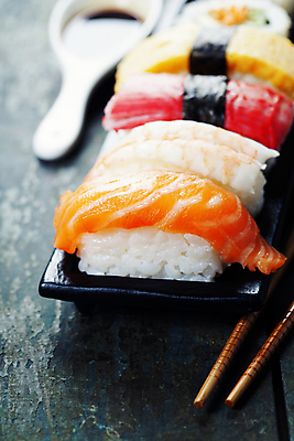 포토 JPG 해외이미지 스튜디오촬영 접시 젓가락 실내 근접촬영 사람없음 아웃포커스 초밥 모듬초밥 일본음식 해외202004 해외포토 식기 음식 뷰포인트 촬영기법 수저 내부 모듬 파일형식