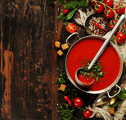 포토 JPG 해외이미지 그릇 잎 토마토 방울토마토 고추 사람없음 하이앵글 수프 냄비 국자 후추 나무탁자 크루통 카피스페이스 해외202004 해외포토 식물 식기 빵 뷰포인트 채소 탁자 주방용품 공백 솥 향신료 파일형식