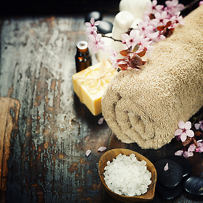 포토 JPG 해외이미지 실내 사람없음 수건 벚꽃 나무바닥 스파용품 비누 아로마테라피 나무그릇 허브볼 아로마오일 입욕소금 해외202004 해외포토 그릇 꽃 바닥 내부 목재 위생용품 스파 미용용품 오일_화장품 오브젝트 소금 테라피 파일형식