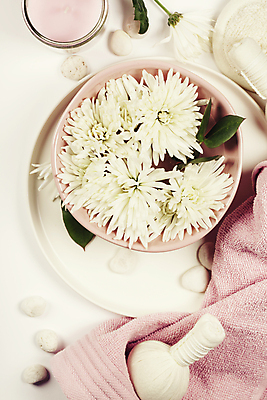 포토 JPG 해외이미지 그릇 꽃 쟁반 실내 사람없음 수건 흰배경 담기 스파용품 향초 아로마테라피 스톤 해외202004 해외포토 식물 식기 백그라운드 초 모션 내부 위생용품 스파 흰색 오브젝트 테라피 파일형식