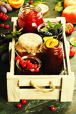 포토 JPG 해외이미지 잎 딸기 유리병 디저트 사람없음 나무상자 유기농 블루베리 산딸기 복숭아 자두 과일잼 나무탁자 해외202004 해외포토 식물 웰빙 음식 과일 탁자 병_용기 상자 잼 파일형식