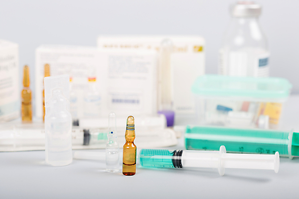 포토 JPG 해외이미지 의학 실내 주사기 사람없음 약 다양 약병 흰배경 주사약 앰플 바이알 해외202105 해외포토 다수 백그라운드 의료기기 내부 흰색 의료용품 병_담는 파일형식