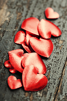 포토 JPG 해외이미지 실내 발렌타인데이 사랑 사람없음 하트 오브젝트 나무바닥 해외202004 해외포토 모양 감정 데이이벤트 바닥 내부 파일형식