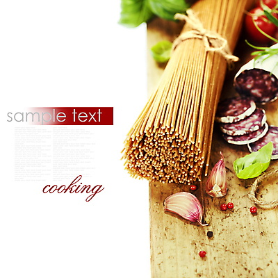 포토 JPG 해외이미지 실내 마늘 타이포그라피 사람없음 다발 흰배경 슬라이스 바질 노끈 나무도마 살라미 파스타면 카피스페이스 해외202004 해외포토 문자 줄 백그라운드 채소 도마 파스타 내부 목재 공백 흰색 면류 파일형식