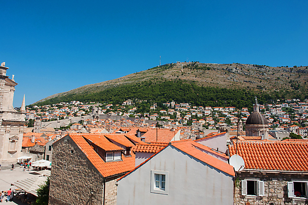 포토 JPG 해외이미지 전통 벽 바다 여행 건축양식 자연 지붕 휴가 휴식 거리 풍경 사람없음 여름 파란색 컬러풀 햇빛 성당 교회 탑 맑음 도시 중세 역사 큼 지중해 베네치아 방문 포인트 크로아티아 달마시안 두브로브니크 수녀원 옛날 파라다이스 해외202105 해외포토 건축물 계절 건축 유럽 컬러 컨셉 종교건축 날씨 건물 금융 태양 이탈리아 개 크기 생태계 파일형식