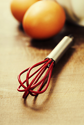 포토 JPG 해외이미지 사람없음 계란 거품기 노란배경 해외202004 해외포토 백그라운드 주방용품 노란색 알 파일형식