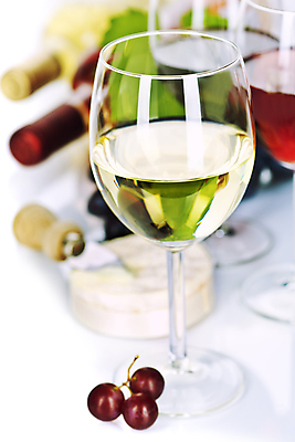 포토 JPG 해외이미지 와인잔 포도 치즈 사람없음 아웃포커스 와인 화이트와인 와인병 흰배경 치즈나이프 포도잎 카피스페이스 해외202004 해외포토 백그라운드 잎 술잔 과일 병_용기 유제품 주류 촬영기법 공백 흰색 나이프 파일형식