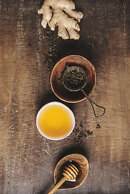 포토 JPG 해외이미지 그릇 식재료 사람없음 찻잔 꿀 생강 찻잎 나무그릇 나무탁자 생강차 허니디퍼 카피스페이스 해외202004 차거름망 해외포토 식기 채소 탁자 잔 목재 차_음료 공백 도구 파일형식