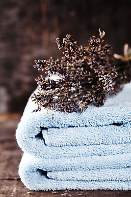 포토 JPG 해외이미지 꽃다발 실내 사람없음 아웃포커스 수건 스파 나무바닥 라벤더 해외202004 해외포토 꽃 바닥 촬영기법 내부 위생용품 허브 파일형식