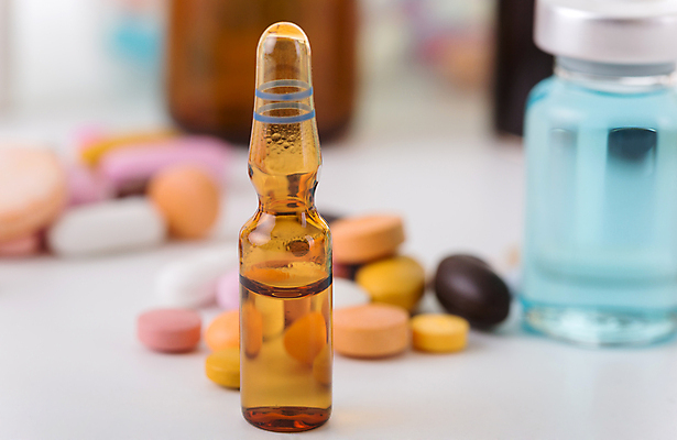 포토 JPG 해외이미지 의학 실내 근접촬영 사람없음 아웃포커스 알약 약 다양 흰배경 앰플 바이알 해외202105 해외포토 뷰포인트 다수 백그라운드 촬영기법 내부 흰색 의료용품 파일형식