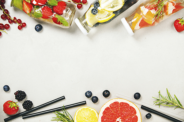 포토 JPG 해외이미지 조각 과일 딸기 건강 빨대 사람없음 하이앵글 레몬 허브 담기 채식 다이어트음식 음료수병 저칼로리식단 플랫레이 디톡스 비건 해외202004 해외포토 식물 뷰포인트 다이어트 모션 플랫 식단 저칼로리 채식주의자 병_담는 파일형식