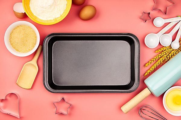 포토 JPG 해외이미지 그릇 쟁반 실내 사람없음 하이앵글 계란 준비 밀가루 홈베이킹 제빵 쿠키틀 계량스푼 반죽밀대 황설탕 분홍색배경 해외202004 해외포토 식기 뷰포인트 분홍색 백그라운드 주방용품 내부 제과제빵 알 가루 설탕 밀대 제빵도구 파일형식