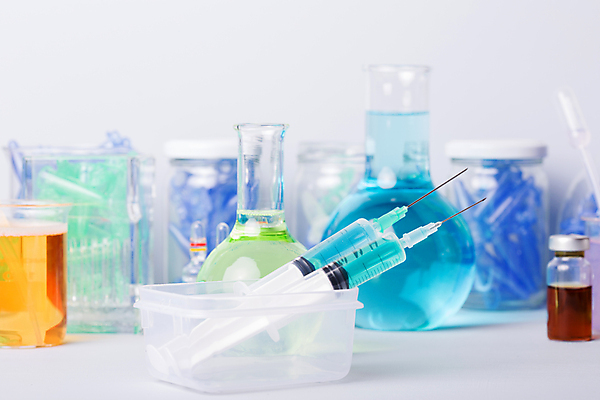 포토 JPG 해외이미지 의학 실내 주사기 사람없음 약 다양 흰배경 비커 주사약 둥근플라스크 앰플 바이알 해외202105 해외포토 다수 백그라운드 의료기기 실험기구 내부 흰색 의료용품 플라스크 파일형식