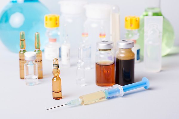 포토 JPG 해외이미지 의학 실내 주사기 사람없음 아웃포커스 알약 약 다양 약병 흰배경 주사약 둥근플라스크 앰플 바이알 해외202105 해외포토 다수 백그라운드 의료기기 촬영기법 내부 흰색 의료용품 플라스크 병_담는 파일형식