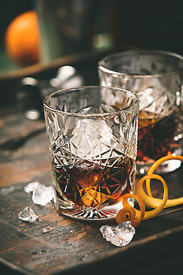 포토 JPG 해외이미지 실내 사람없음 아웃포커스 얼음 칵테일 나무바닥 양주잔 버번 위스키 오렌지껍질 해외202004 해외포토 자연요소 술잔 오렌지 바닥 주류 촬영기법 내부 껍질 양주 파일형식