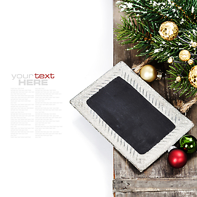 포토 JPG 해외이미지 크리스마스장식 크리스마스 실내 타이포그라피 사람없음 칠판 흰배경 전나무 오너먼트 카피스페이스 해외202004 해외포토 나무 문자 기념일 백그라운드 내부 공백 흰색 파일형식