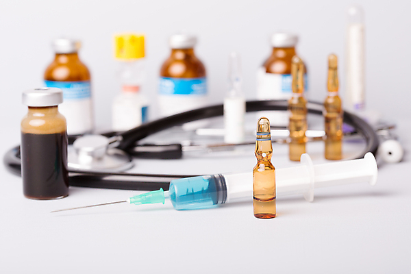 포토 JPG 해외이미지 의학 청진기 실내 주사기 사람없음 아웃포커스 다양 약병 흰배경 주사약 앰플 해외202105 해외포토 다수 백그라운드 의료기기 촬영기법 내부 약 흰색 병_담는 파일형식