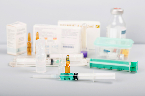 포토 JPG 해외이미지 의학 실내 주사기 사람없음 아웃포커스 다양 약병 흰배경 주사약 앰플 해외202105 해외포토 다수 백그라운드 의료기기 촬영기법 내부 약 흰색 병_담는 파일형식