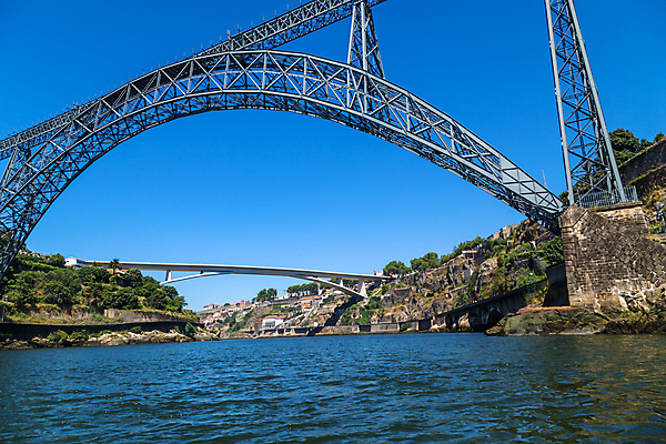 포토 JPG 해외이미지 무료이미지 유럽 건축양식 탁자 하늘 사람 사람없음 야외 강 세계 햇빛 도시 보트 도심 포르투갈 양산 도루강 철강 해외202105 해외포토 건축 나라 가구 배_교통 태양 파일형식