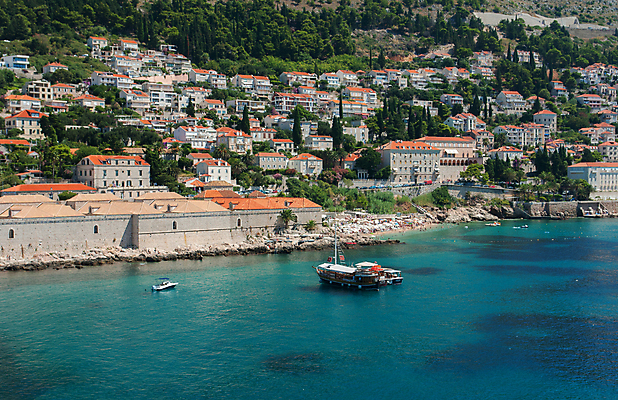 포토 JPG 해외이미지 유럽 벽 파도 바다 백그라운드 건축양식 하늘 거리 주택 항해 풍경 사람없음 물 여름 태양 교회 항구 바위 도시 만 이름 중세 고급 지중해 선원 포트 크로아티아 두브로브니크 렌탈 발칸반도 옛날 해외202105 해외포토 자연요소 계절 건축 나라 컨셉 교통시설 건물 배 역사 선박 파일형식