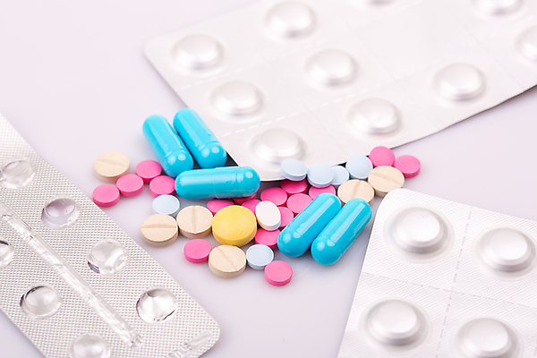 포토 JPG 해외이미지 의학 실내 사람없음 알약 다양 흰배경 해외202105 해외포토 다수 백그라운드 내부 약 흰색 파일형식