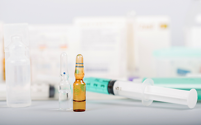 포토 JPG 해외이미지 의학 실내 주사기 사람없음 아웃포커스 약 다양 약병 흰배경 주사약 앰플 해외202105 해외포토 다수 백그라운드 의료기기 촬영기법 내부 흰색 병_담는 파일형식