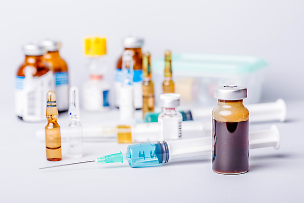 포토 JPG 해외이미지 의학 실내 주사기 사람없음 아웃포커스 약 다양 약병 흰배경 주사약 앰플 바이알 해외202105 해외포토 다수 백그라운드 의료기기 촬영기법 내부 흰색 의료용품 병_담는 파일형식