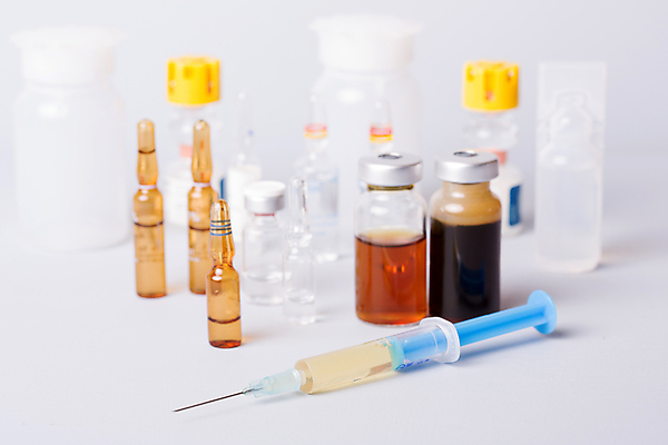 포토 JPG 해외이미지 의학 실내 주사기 사람없음 아웃포커스 알약 다양 약병 흰배경 주사약 앰플 바이알 해외202105 해외포토 다수 백그라운드 의료기기 촬영기법 내부 약 흰색 의료용품 병_담는 파일형식