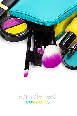 포토 JPG 해외이미지 실내 사람없음 뷰티 화장품 립스틱 화장용품 흰배경 매니큐어 아이섀도 메이크업브러쉬 섀도우브러쉬 파우치 카피스페이스 해외202004 해외포토 아이섀도브러쉬 백그라운드 가방 내부 공백 흰색 붓 미용용품 파일형식