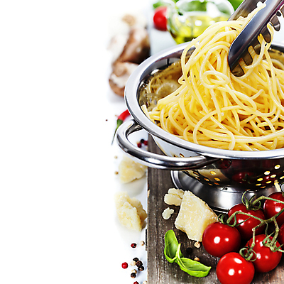 포토 JPG 해외이미지 방울토마토 치즈 스파게티 집게 사람없음 아웃포커스 버섯 냄비 흰배경 후추 바질 통후추 해외202004 해외포토 백그라운드 토마토 유제품 파스타 촬영기법 흰색 솥 향신료 파일형식