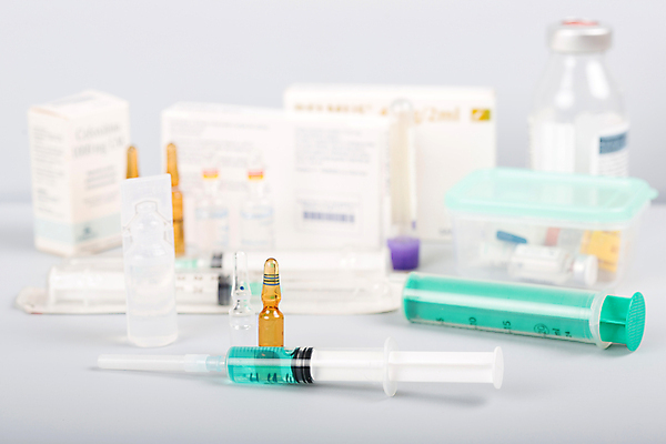 포토 JPG 해외이미지 의학 실내 주사기 사람없음 아웃포커스 다양 약병 흰배경 주사약 앰플 바이알 해외202105 해외포토 다수 백그라운드 의료기기 촬영기법 내부 약 흰색 의료용품 병_담는 파일형식