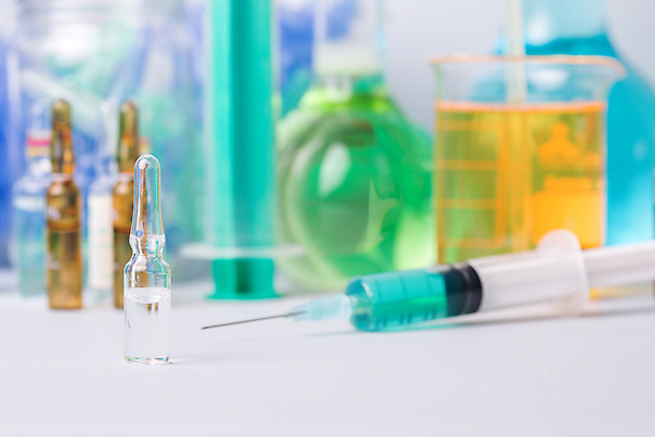 포토 JPG 해외이미지 의학 실내 주사기 사람없음 아웃포커스 약 다양 흰배경 비커 주사약 둥근플라스크 앰플 해외202105 해외포토 다수 백그라운드 의료기기 촬영기법 실험기구 내부 흰색 플라스크 파일형식