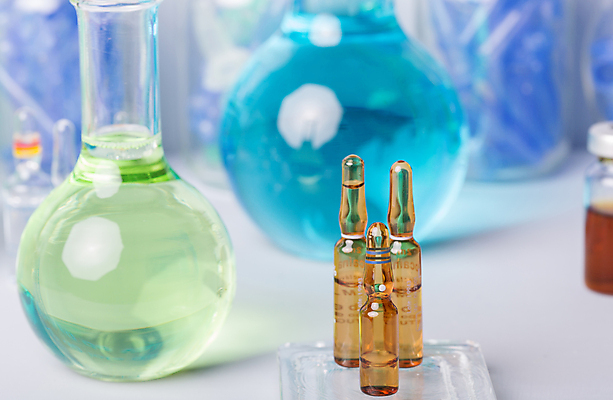 포토 JPG 해외이미지 의학 실내 사람없음 아웃포커스 약 흰배경 둥근플라스크 앰플 바이알 해외202105 해외포토 백그라운드 촬영기법 내부 흰색 의료용품 플라스크 파일형식