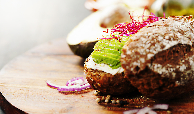 포토 JPG 해외이미지 빵 회색배경 실내 근접촬영 사람없음 아웃포커스 이탈리아음식 애피타이저 슬라이스 아보카도 브루스케타 적양파 해외202004 해외포토 음식 뷰포인트 백그라운드 과일 양파 서양음식 촬영기법 내부 회색 파일형식