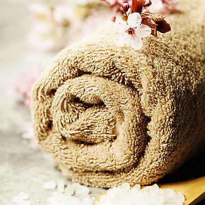 포토 JPG 해외이미지 근접촬영 사람없음 아웃포커스 수건 위생용품 벚꽃 스파용품 아로마테라피 입욕소금 해외202004 해외포토 꽃 뷰포인트 생활용품 촬영기법 스파 미용용품 오브젝트 소금 테라피 파일형식