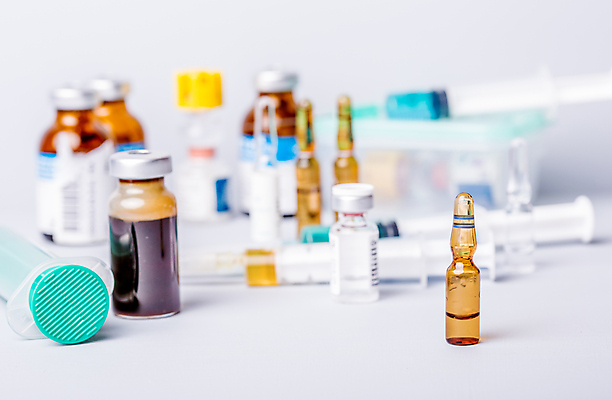 포토 JPG 해외이미지 의학 실내 주사기 사람없음 아웃포커스 약 다양 흰배경 비커 주사약 앰플 바이알 해외202105 해외포토 다수 백그라운드 의료기기 촬영기법 실험기구 내부 흰색 의료용품 파일형식