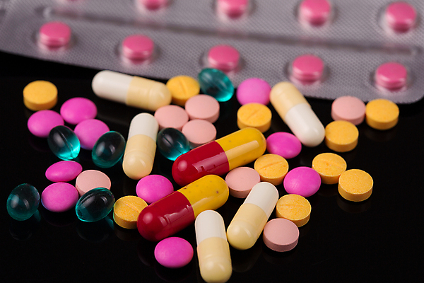 포토 JPG 해외이미지 의학 검은배경 실내 근접촬영 사람없음 아웃포커스 알약 다양 해외202105 해외포토 뷰포인트 다수 백그라운드 촬영기법 내부 약 검은색 파일형식