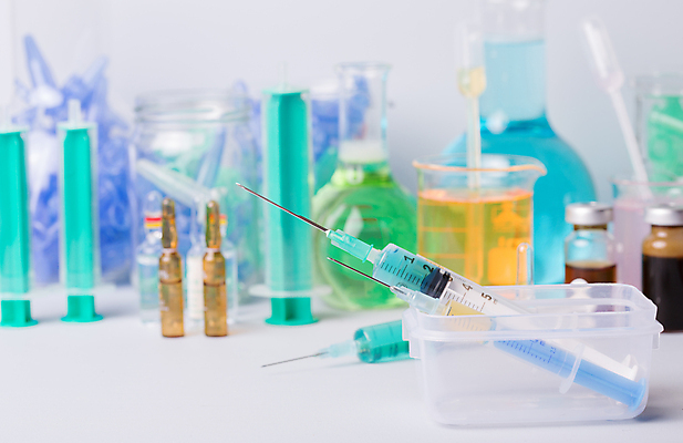 포토 JPG 해외이미지 의학 실내 주사기 사람없음 아웃포커스 약 다양 흰배경 비커 주사약 둥근플라스크 앰플 바이알 해외202105 해외포토 다수 백그라운드 의료기기 촬영기법 실험기구 내부 흰색 의료용품 플라스크 파일형식