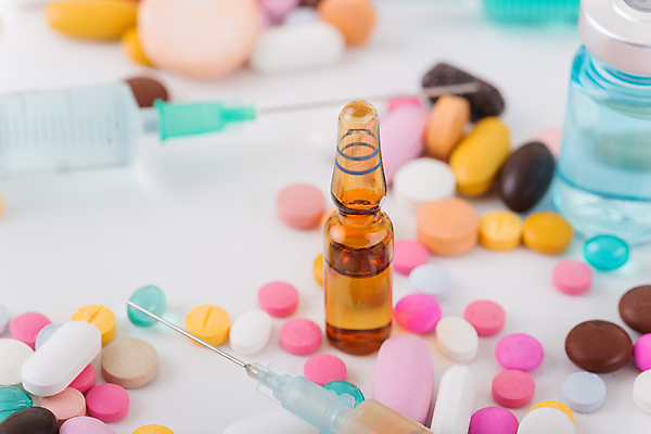 포토 JPG 해외이미지 의학 실내 주사기 근접촬영 사람없음 아웃포커스 알약 약 다양 흰배경 주사약 앰플 바이알 해외202105 해외포토 뷰포인트 다수 백그라운드 의료기기 촬영기법 내부 흰색 의료용품 파일형식