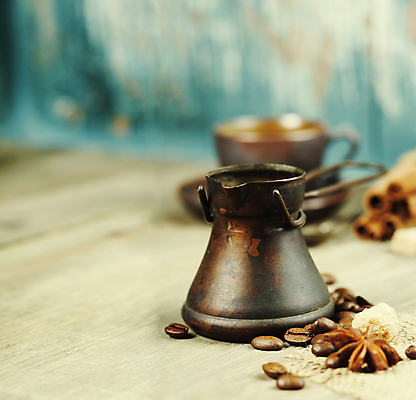 포토 JPG 해외이미지 커피 실내 사람없음 아웃포커스 원두 커피잔 커피포트 컵받침 터키문화 나무탁자 시나몬스틱 해외202004 팔각회향 튀르키예 해외포토 동양문화 아시아 음료 외국문화 탁자 주전자 잔 촬영기법 내부 받침대 향신료 시나몬 파일형식